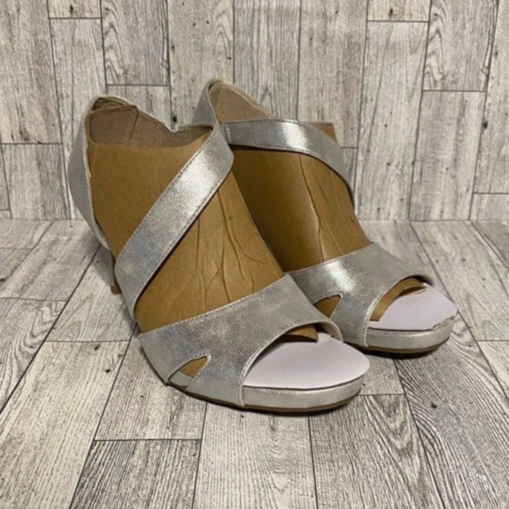 *Brand New In Box* Life Stride Silver Heels Size 9M